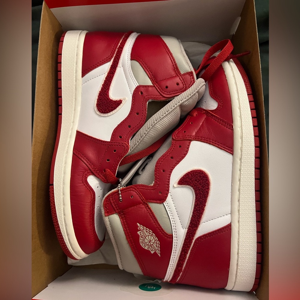Nike Air Retro High in Red